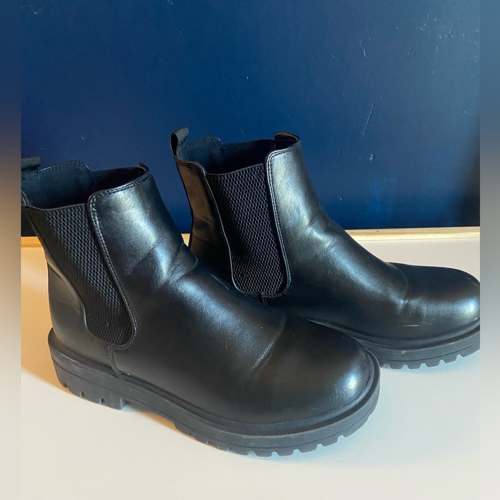 Women’s Unr8ed Pop Chelsea Boots size 8.5